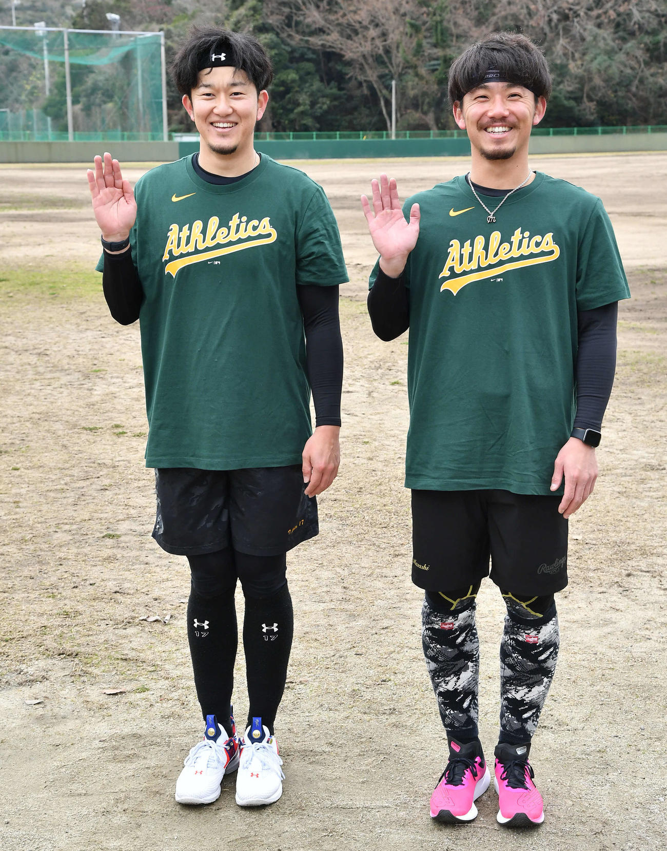 アスレチックスのTシャツを着た岩貞（左）と伊藤将は、2人の名字のイニシャルIにちなんだ「Iポーズ」をとる（撮影・岩下翔太）