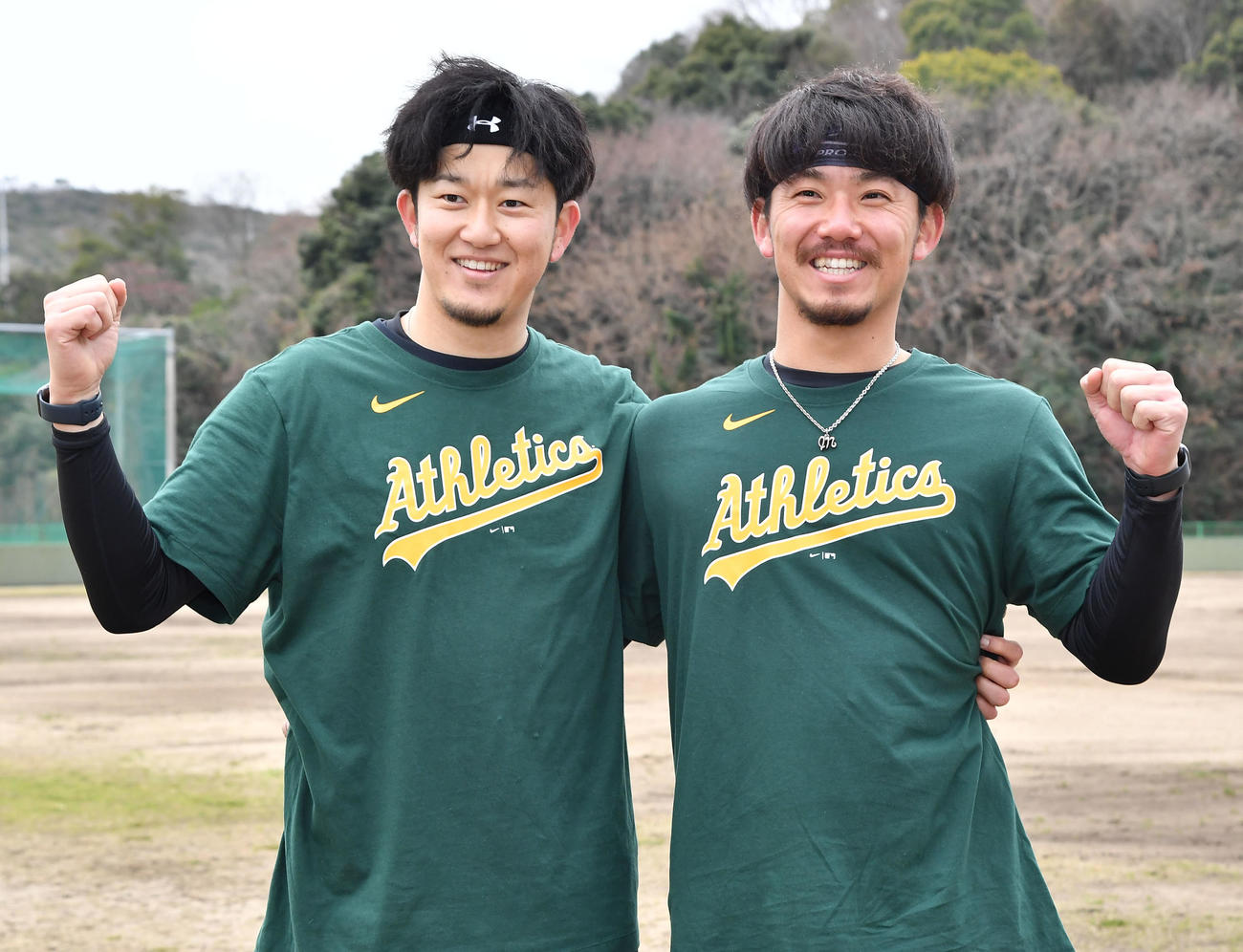 アスレチックスのTシャツを着てポーズを決める岩貞（左）と伊藤将（撮影・岩下翔太）