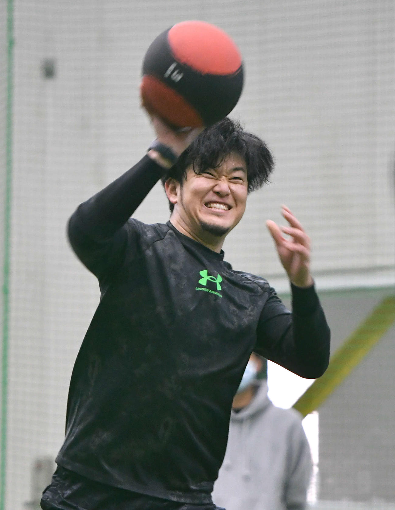 メディシンボールを投げる岩貞（撮影・岩下翔太）