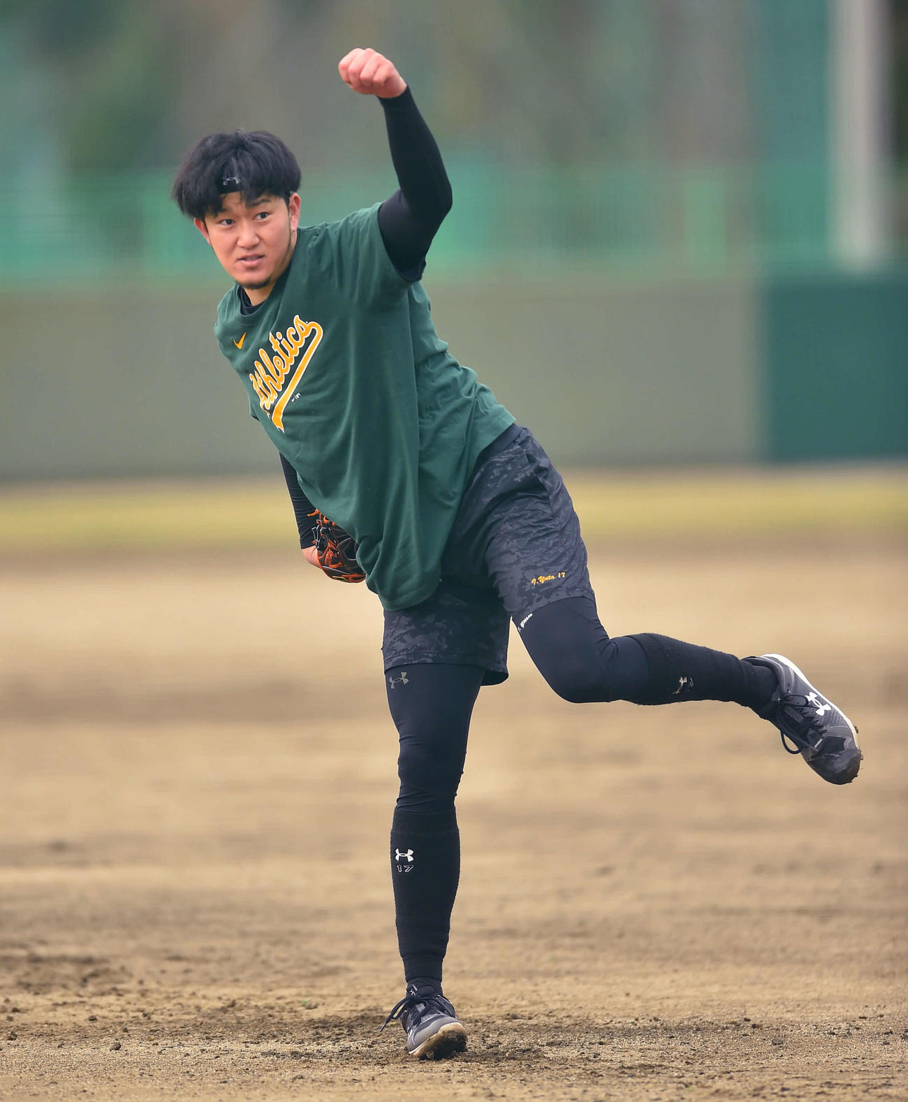 アスレチックスのTシャツを着てキャッチボールを行う岩貞（撮影・岩下翔太）