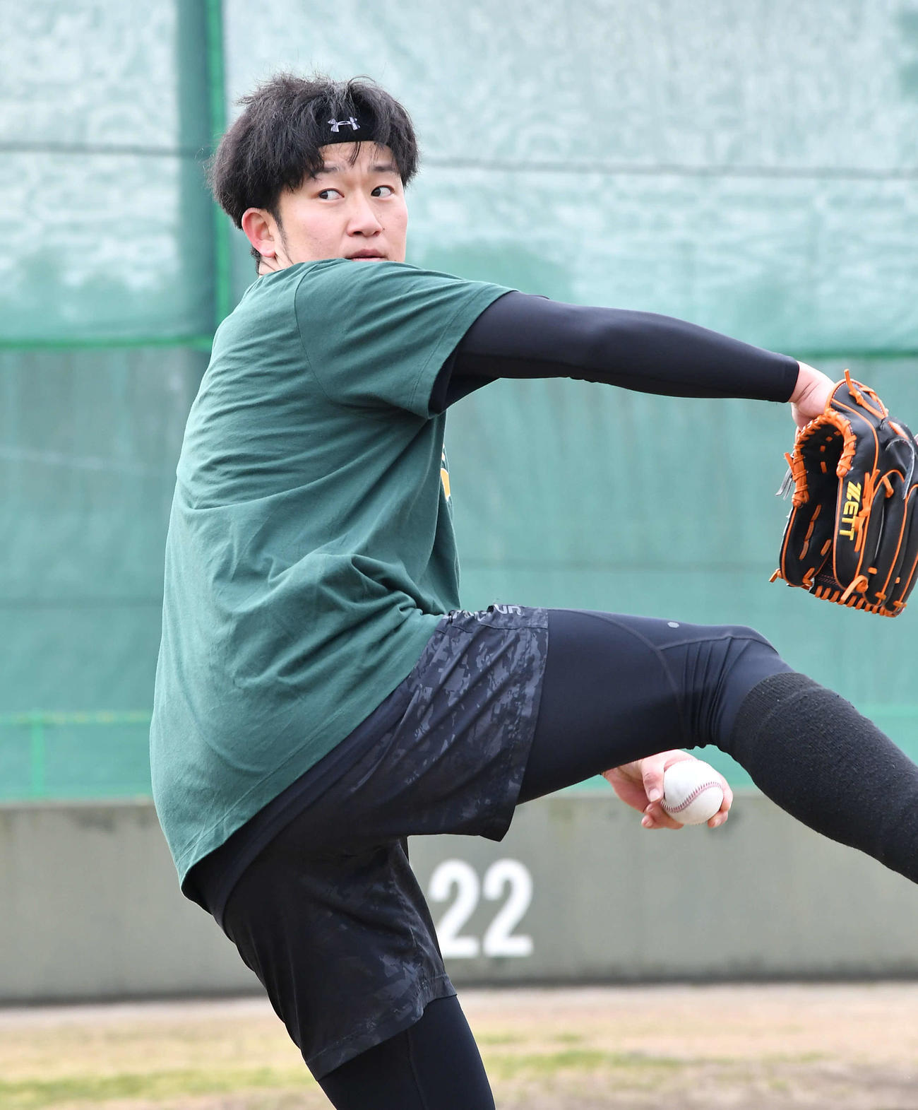 キャッチボールを行う岩貞（撮影・岩下翔太）