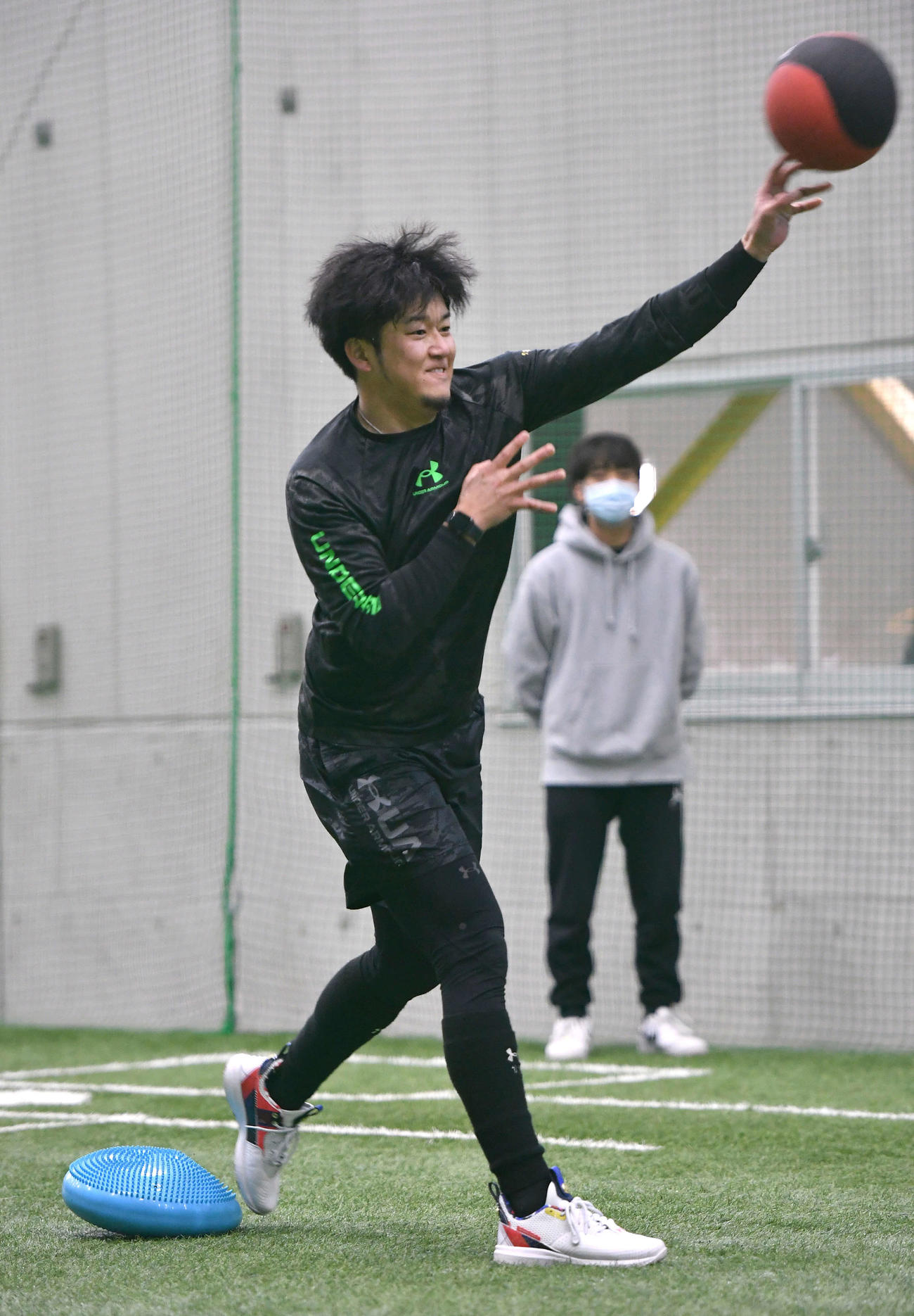 メディシンボールを投げる岩貞（撮影・岩下翔太）