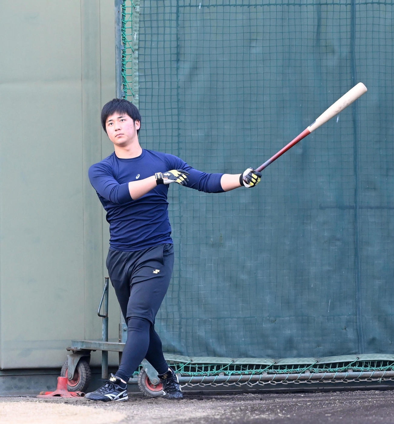 居残りロングティーを行う井坪（撮影・前岡正明）