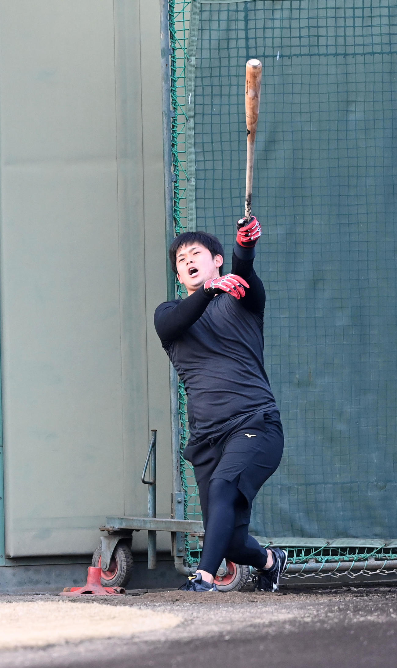 居残りロングティーを行う野口（撮影・前岡正明）