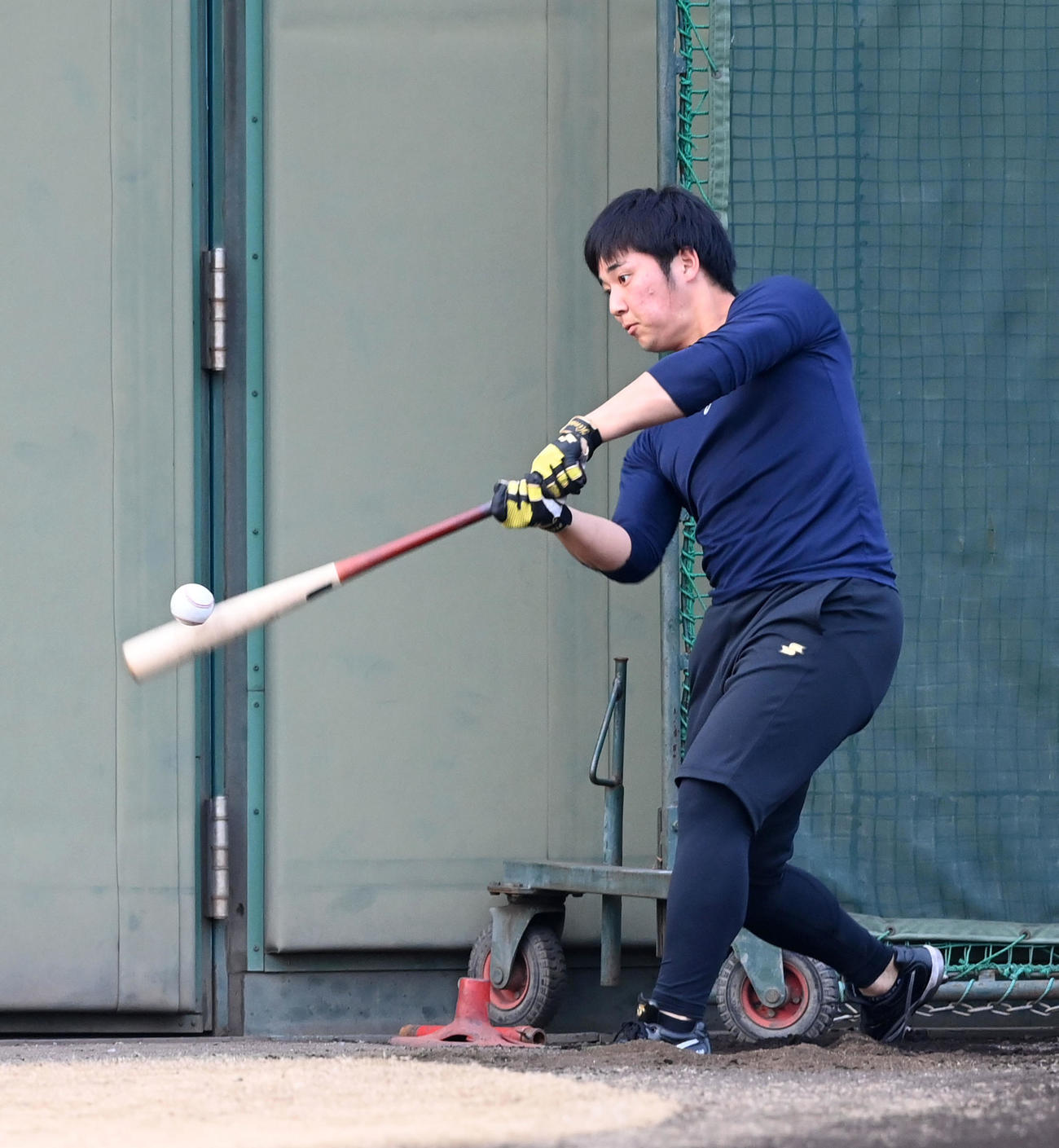 居残りロングティーを行う井坪（撮影・前岡正明）