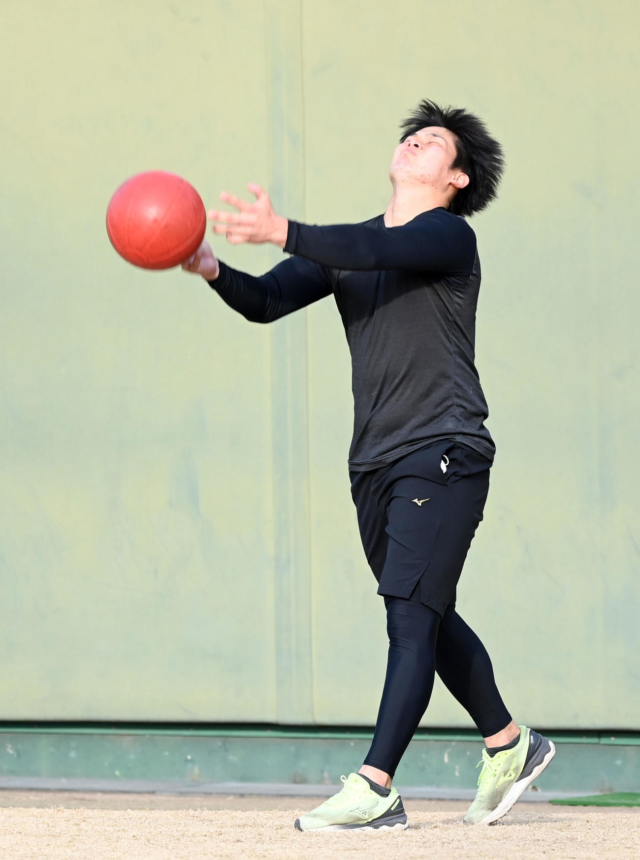 メディシンボールを使って練習する野口（撮影・前岡正明）