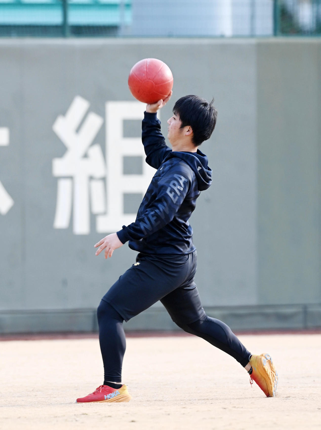 メディシンボールを使って練習する井坪（撮影・前岡正明）