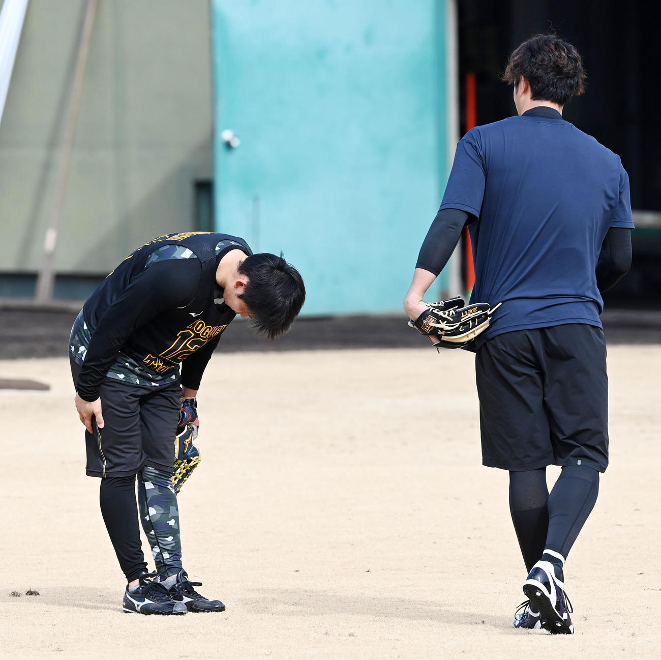 藤浪（右）にあいさつをする野口（撮影・前岡正明）