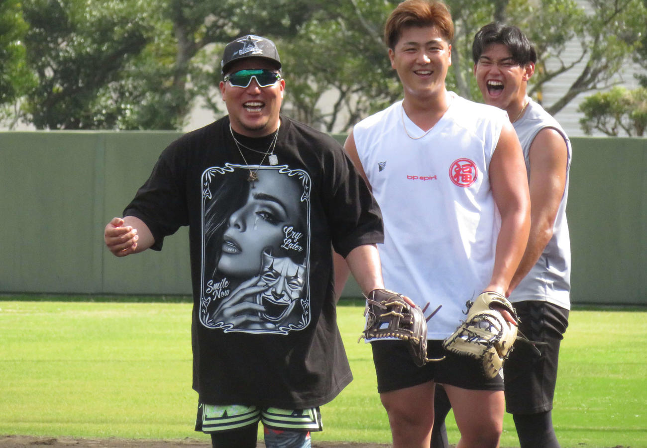自主トレを公開した山川（左）。ロッテ山口、西武西川とともに（撮影・金子真仁）