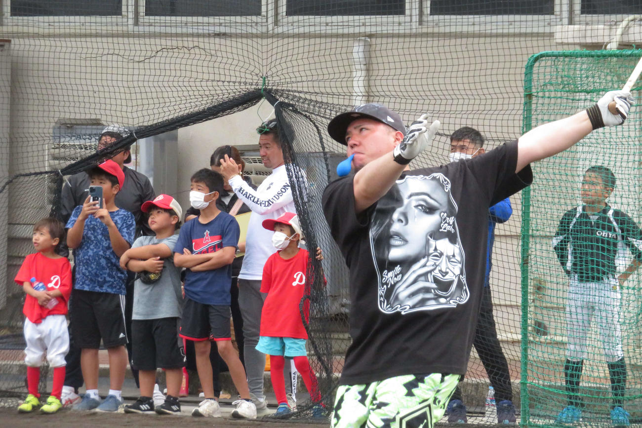 トレーニングの一環で風船をくわえながら打撃練習する西武山川（撮影・金子真仁）