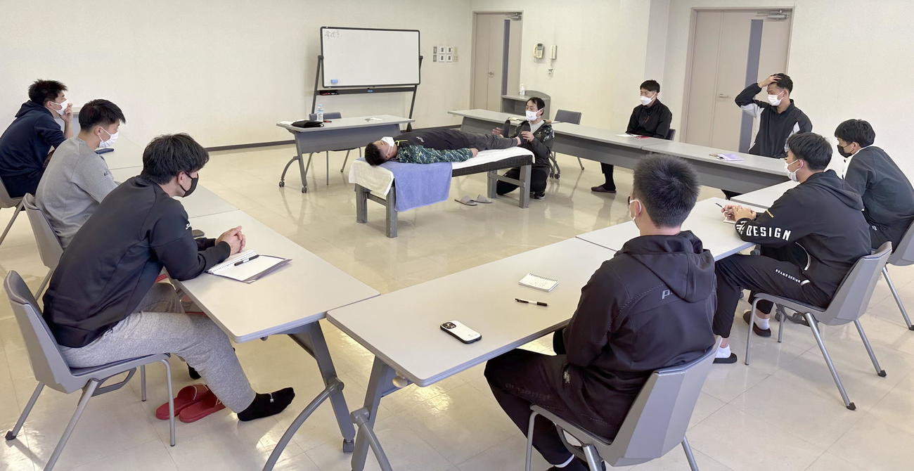 「4スタンス理論」の講義を受けるロッテの新人選手たち（球団提供）