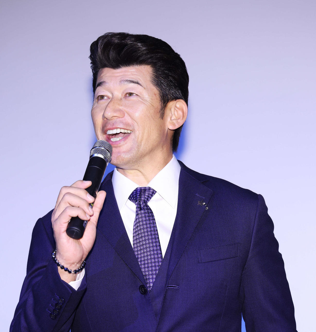 笑顔でファンの質問に答えるDeNA三浦監督（撮影・河田真司）