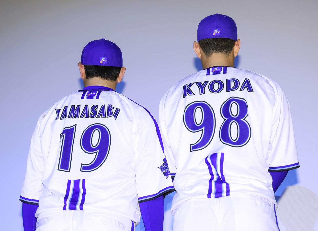 日本一を決めた1998年にちなみ、DeNA山崎（左）と京田が並びながら新ホームユニホームを披露する（撮影・河田真司）