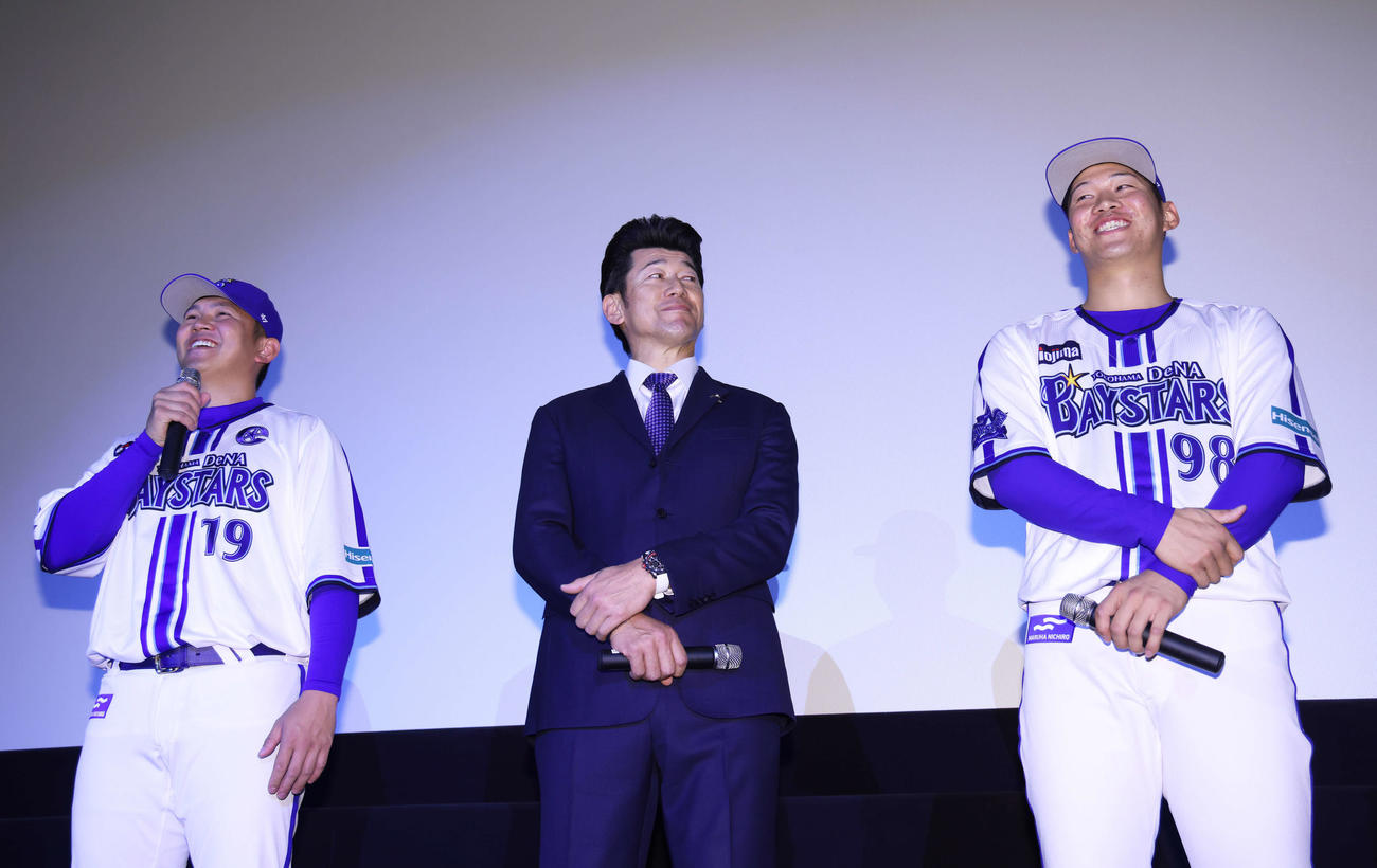 新ホームユニホーム＆2023年シーズンスローガン発表会に臨むDeNAの、左から山崎、三浦監督、京田（撮影・河田真司）