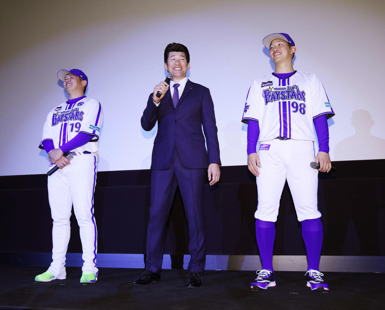 笑顔でファンの質問に答えるDeNAの、左から山崎、三浦監督、京田（撮影・河田真司）