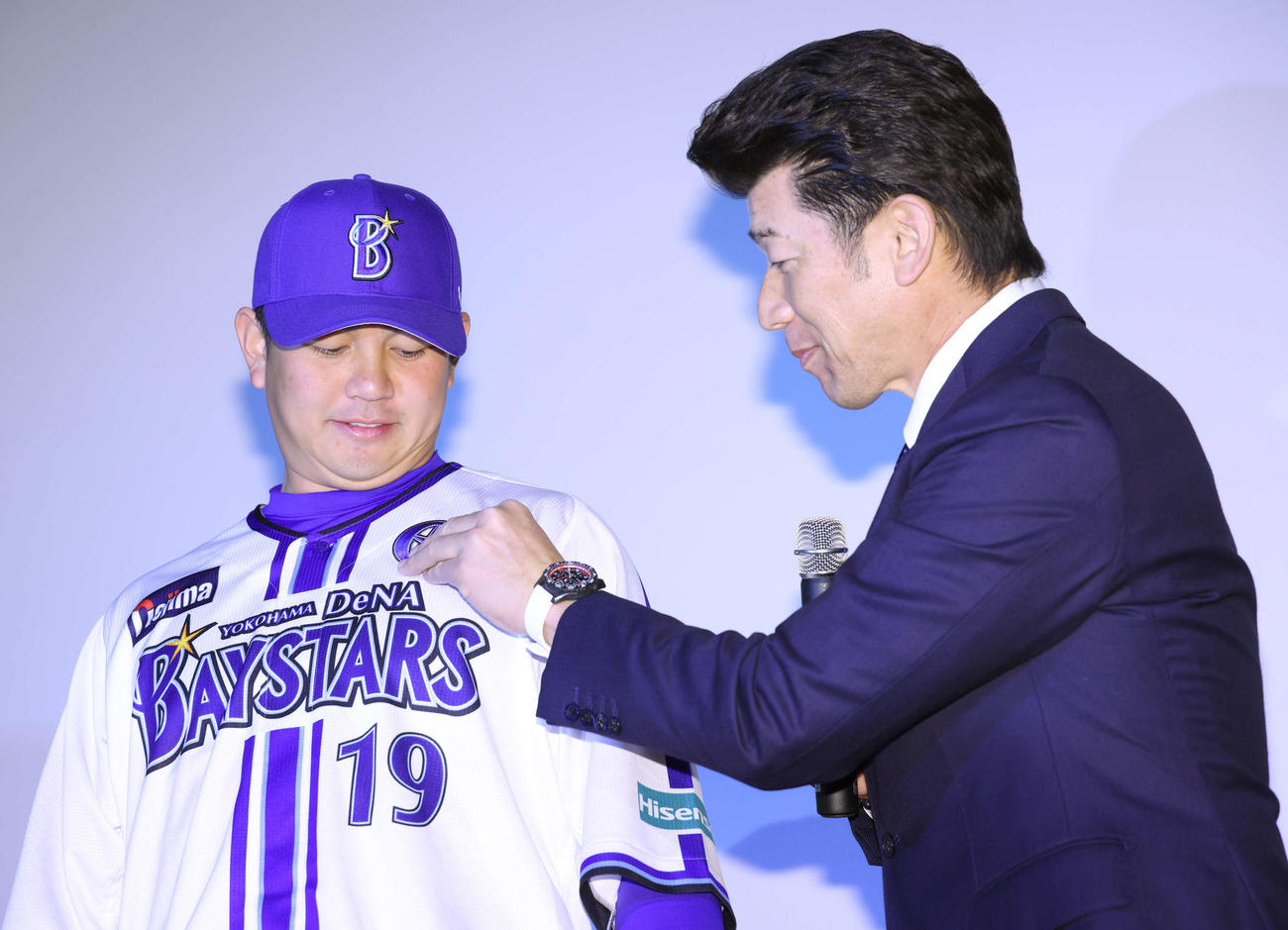 投手キャプテンマークをDeNA山崎（左）に着ける三浦監督（撮影・河田真司）