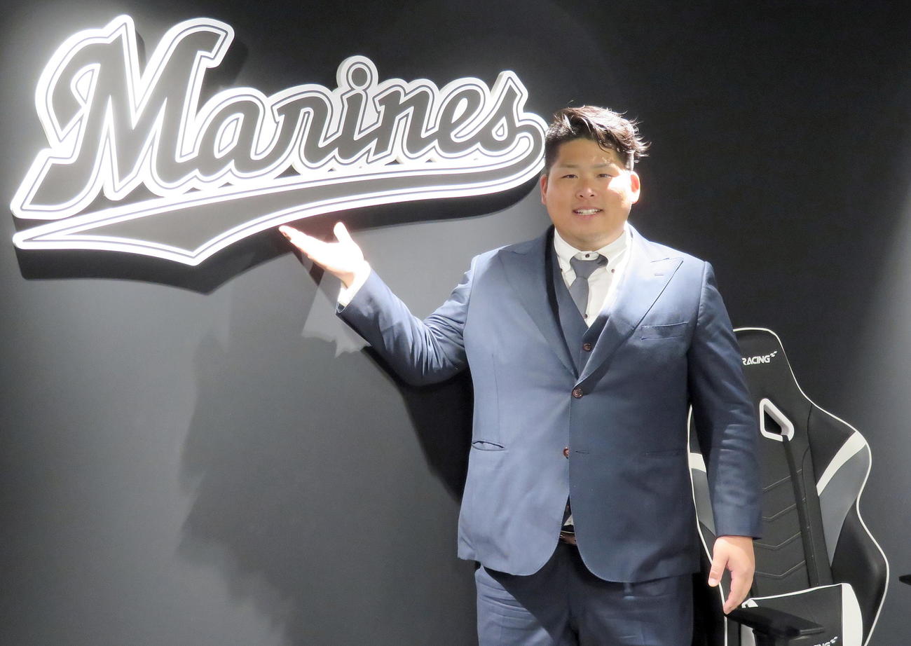 育成でのロッテ入団が決まり笑顔を見せる沢田（撮影・鎌田直秀）
