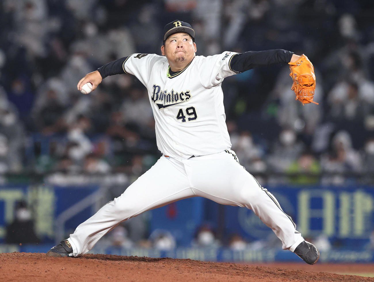 2021年8月、ロッテ戦で力投する沢田圭佑