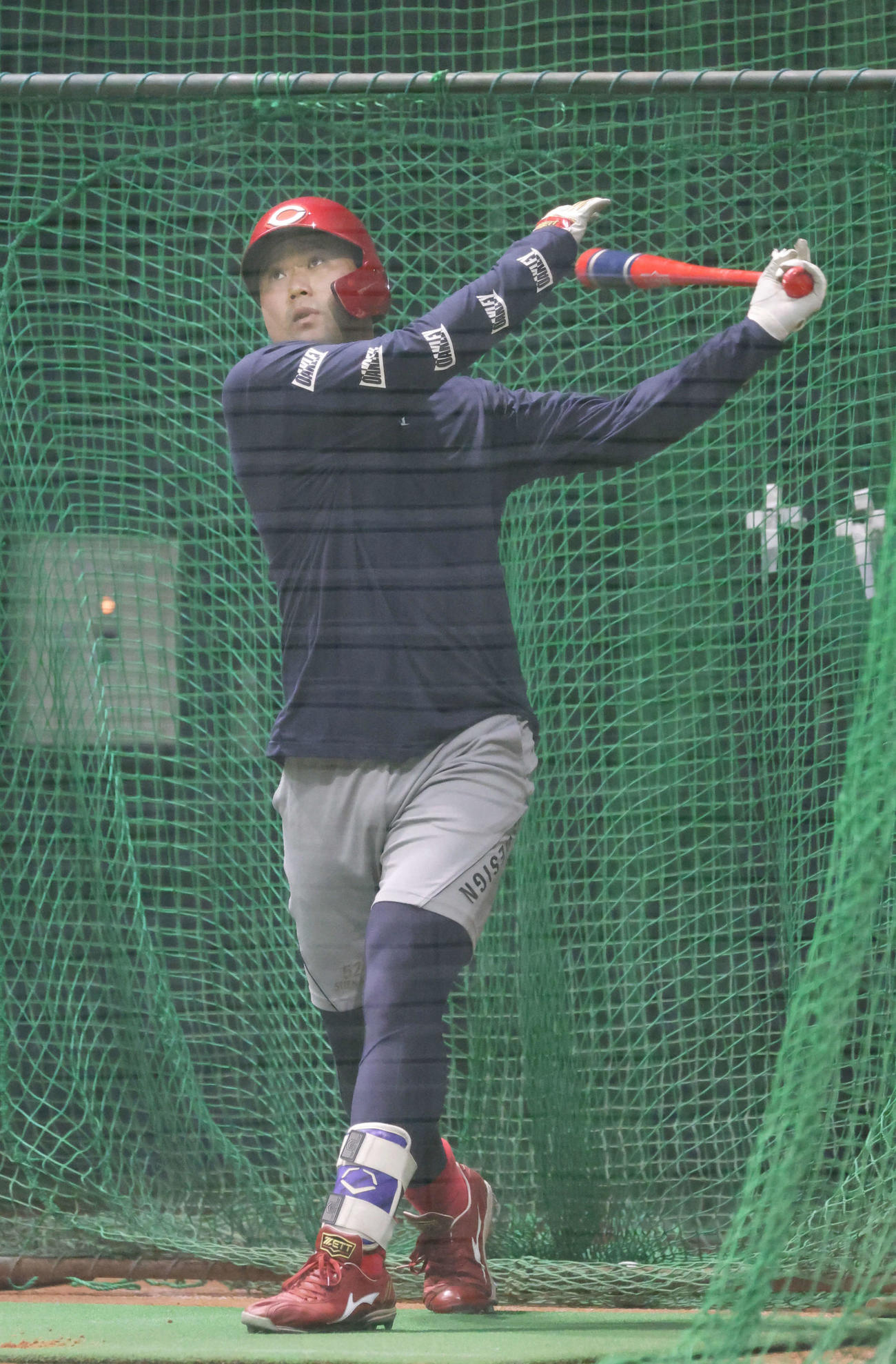 広島合同自主トレ　打撃練習をする末包（撮影・加藤孝規）