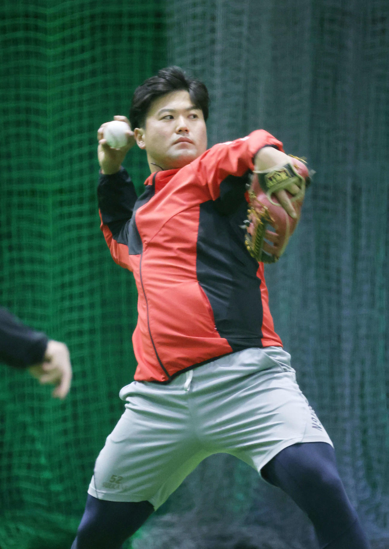 広島合同自主トレ　キャッチボールをする末包（撮影・加藤孝規）