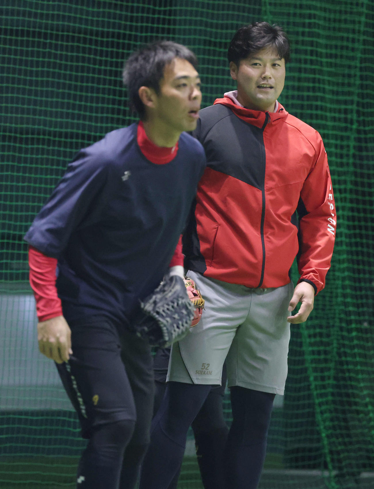 広島合同自主トレ　ノックを受ける秋山と末包（右）（撮影・加藤孝規）