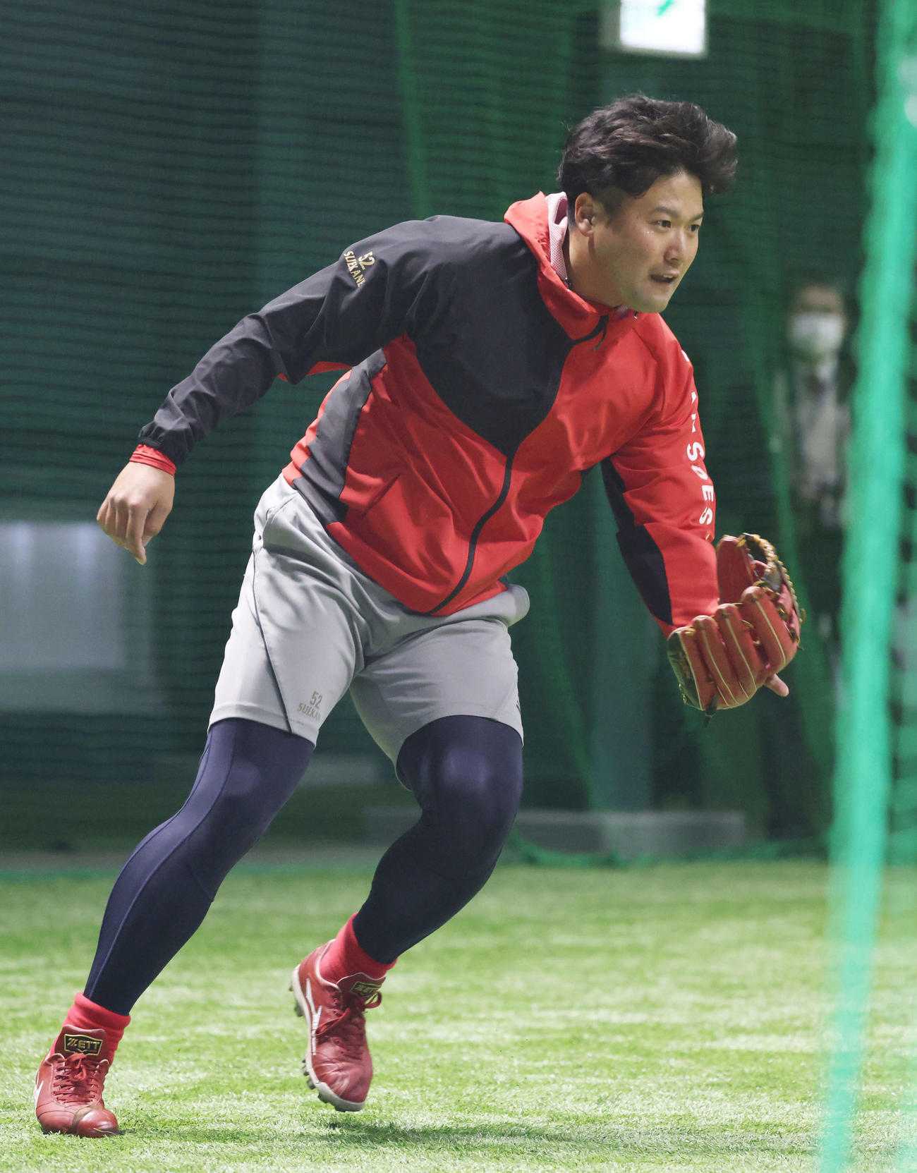 広島合同自主トレ　ノックを受ける末包（撮影・加藤孝規）