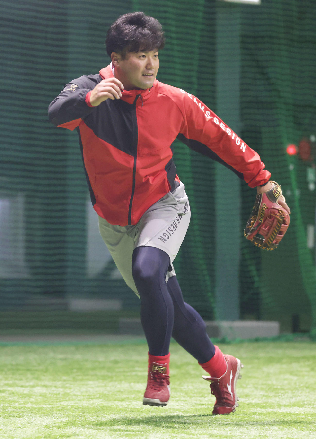 広島合同自主トレ　ノックを受ける末包（撮影・加藤孝規）