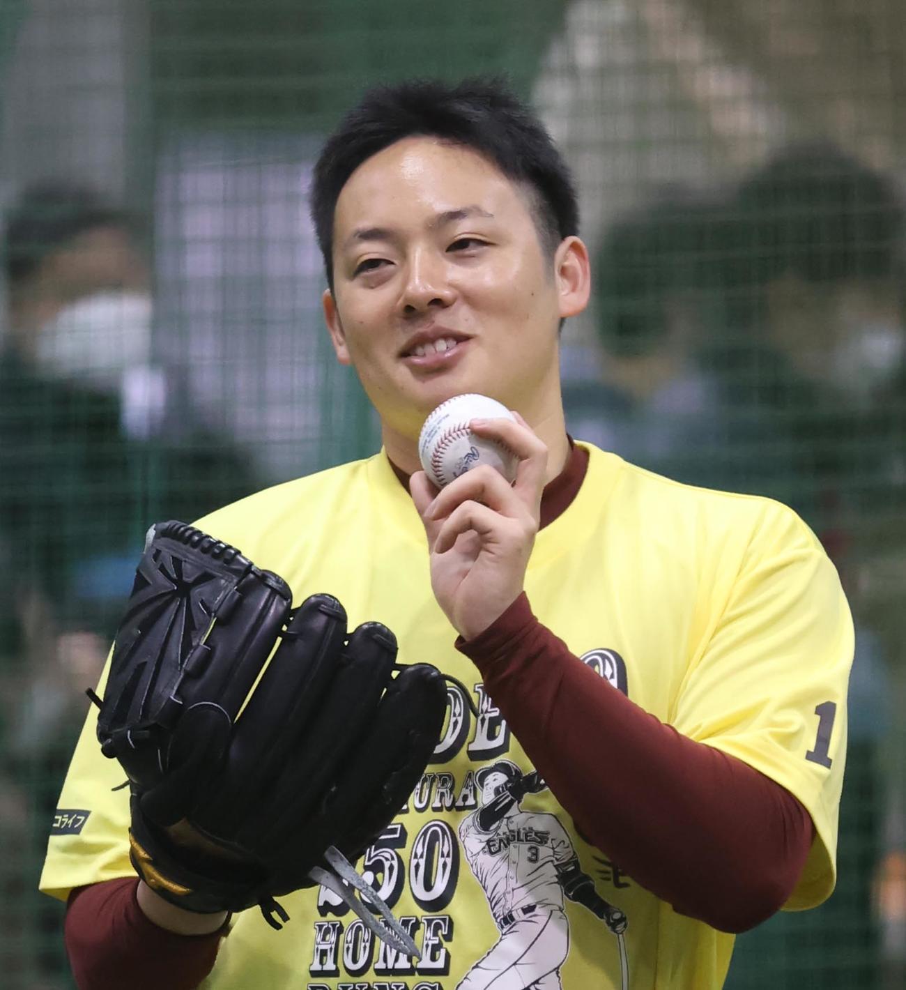 室内練習場でリラックスした表情を見せる楽天松井裕（代表撮影）