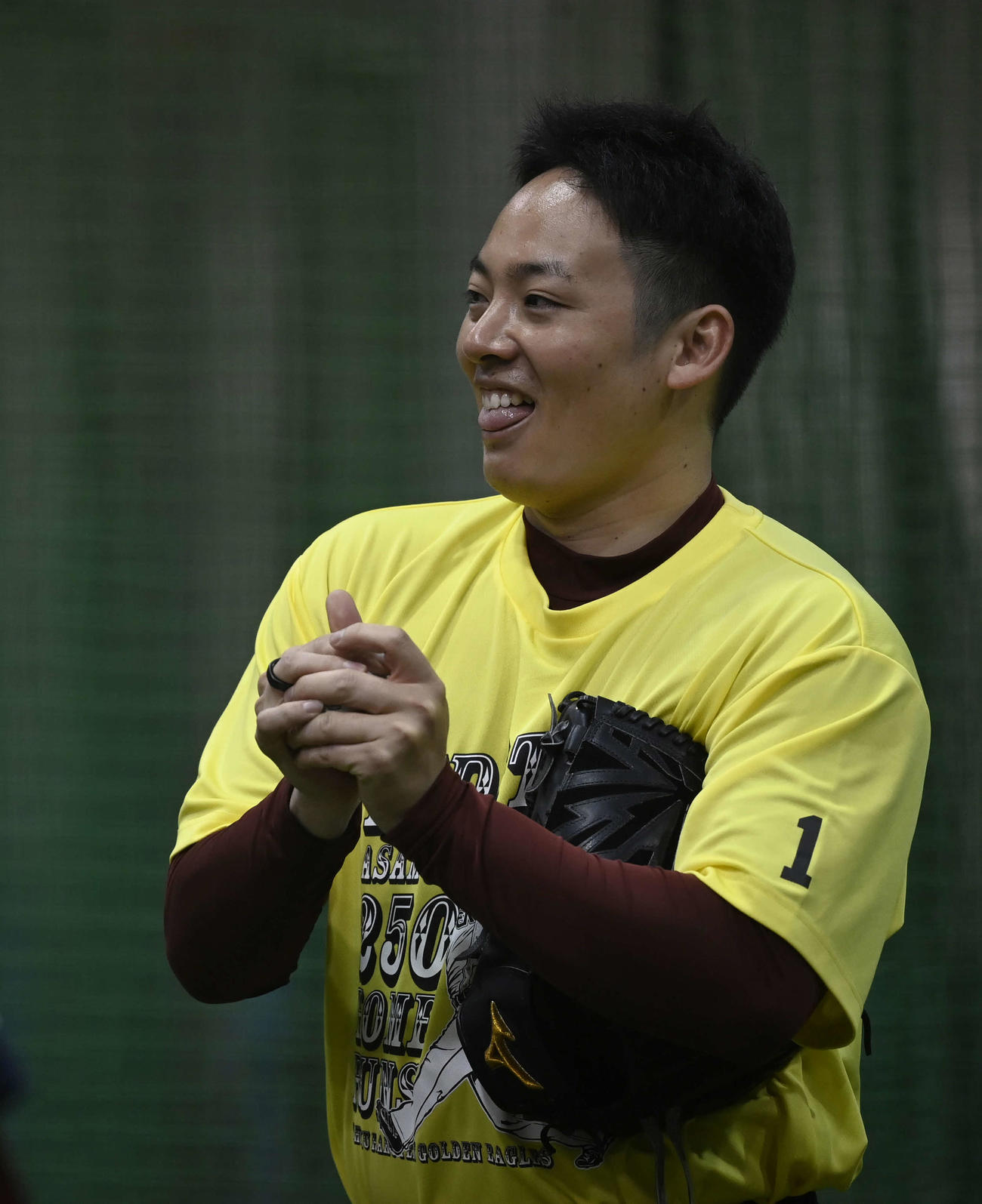 室内練習場でリラックスした表情を見せる楽天松井裕（代表撮影）