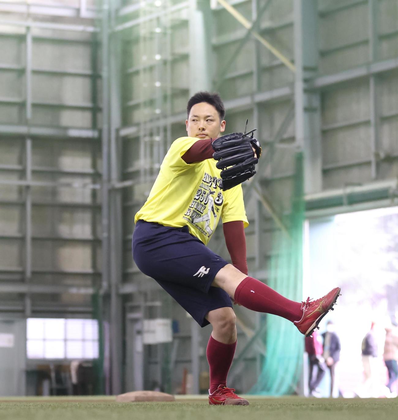 室内練習場で入念にキャッチボールを行う楽天松井裕（代表撮影）