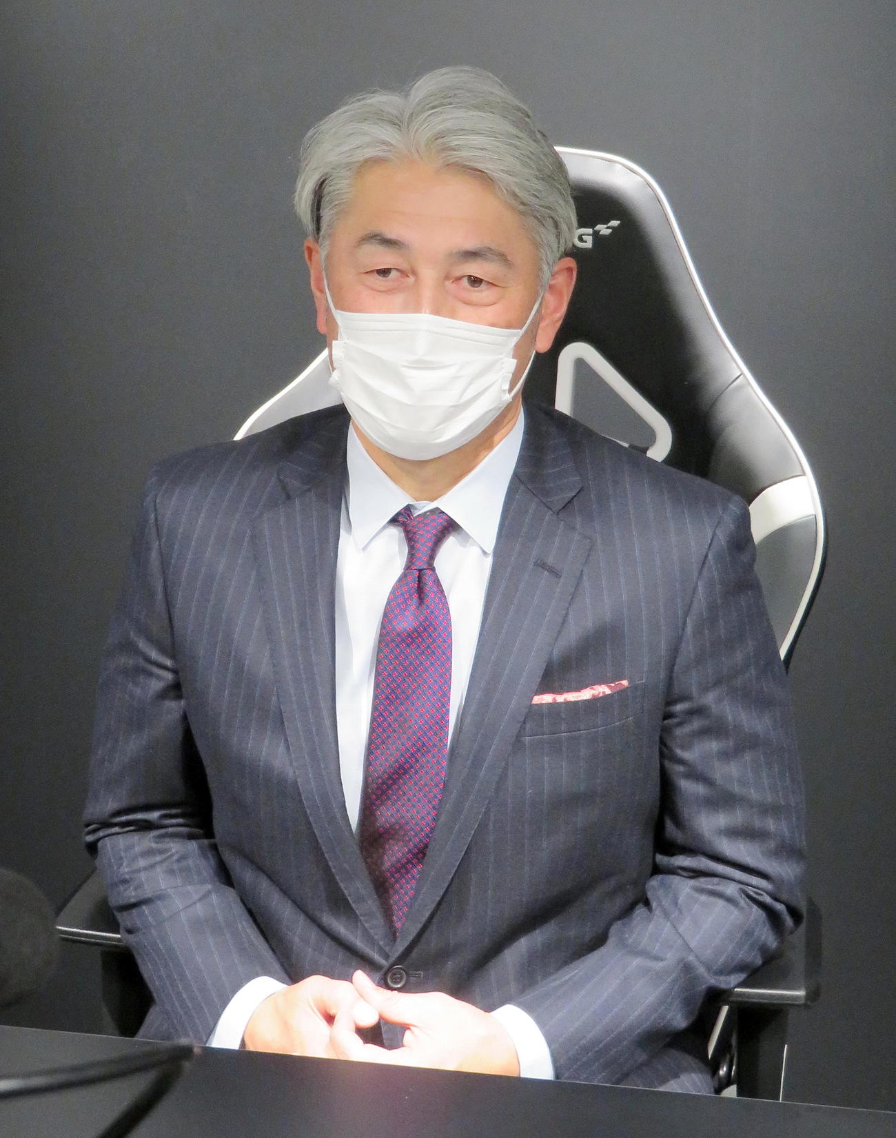 ロッテのスタッフ会議後に取材に応じる吉井監督（撮影・鎌田直秀）