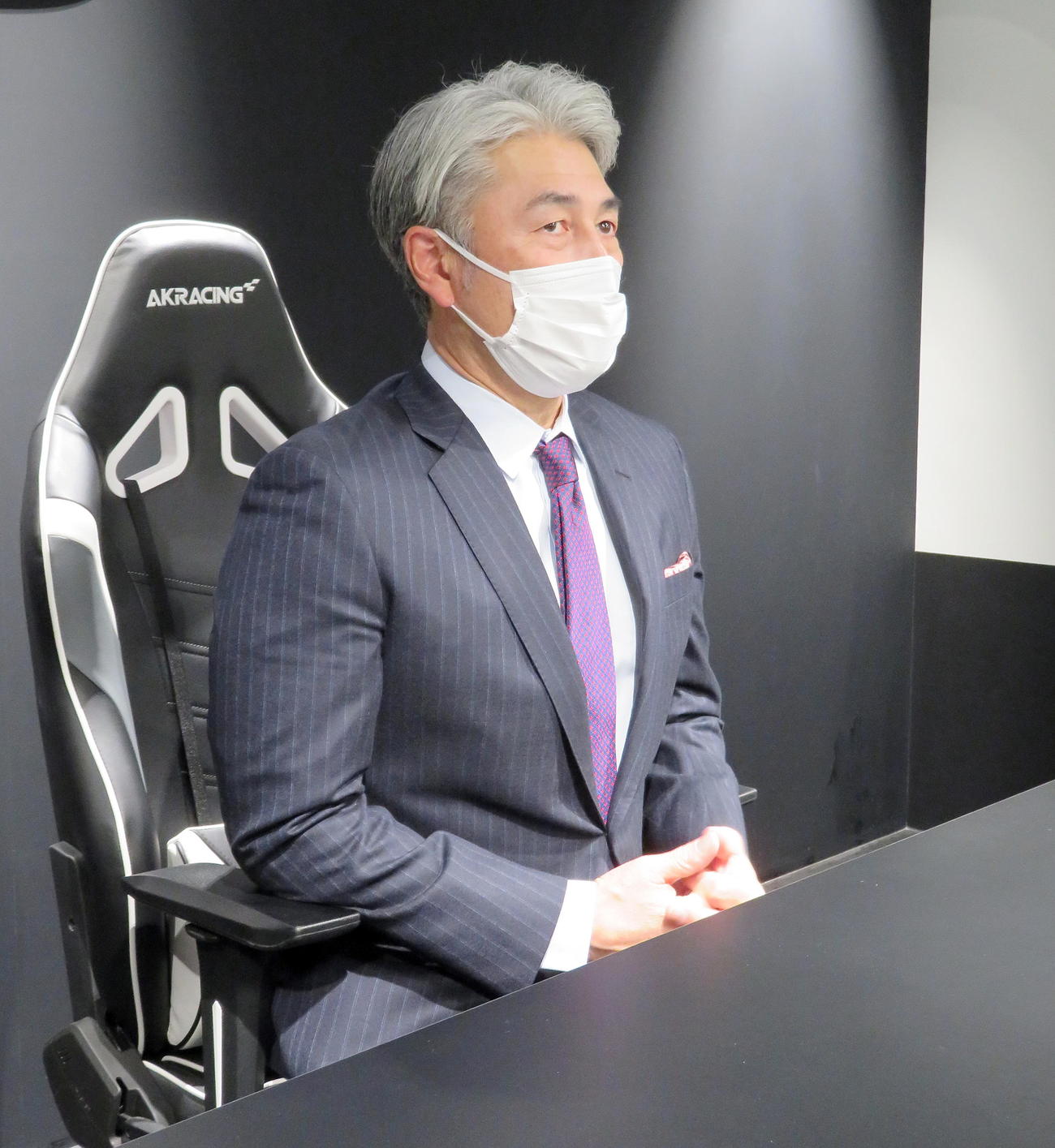 ロッテのスタッフ会議を終えて報道陣に対応する吉井監督（撮影・鎌田直秀）