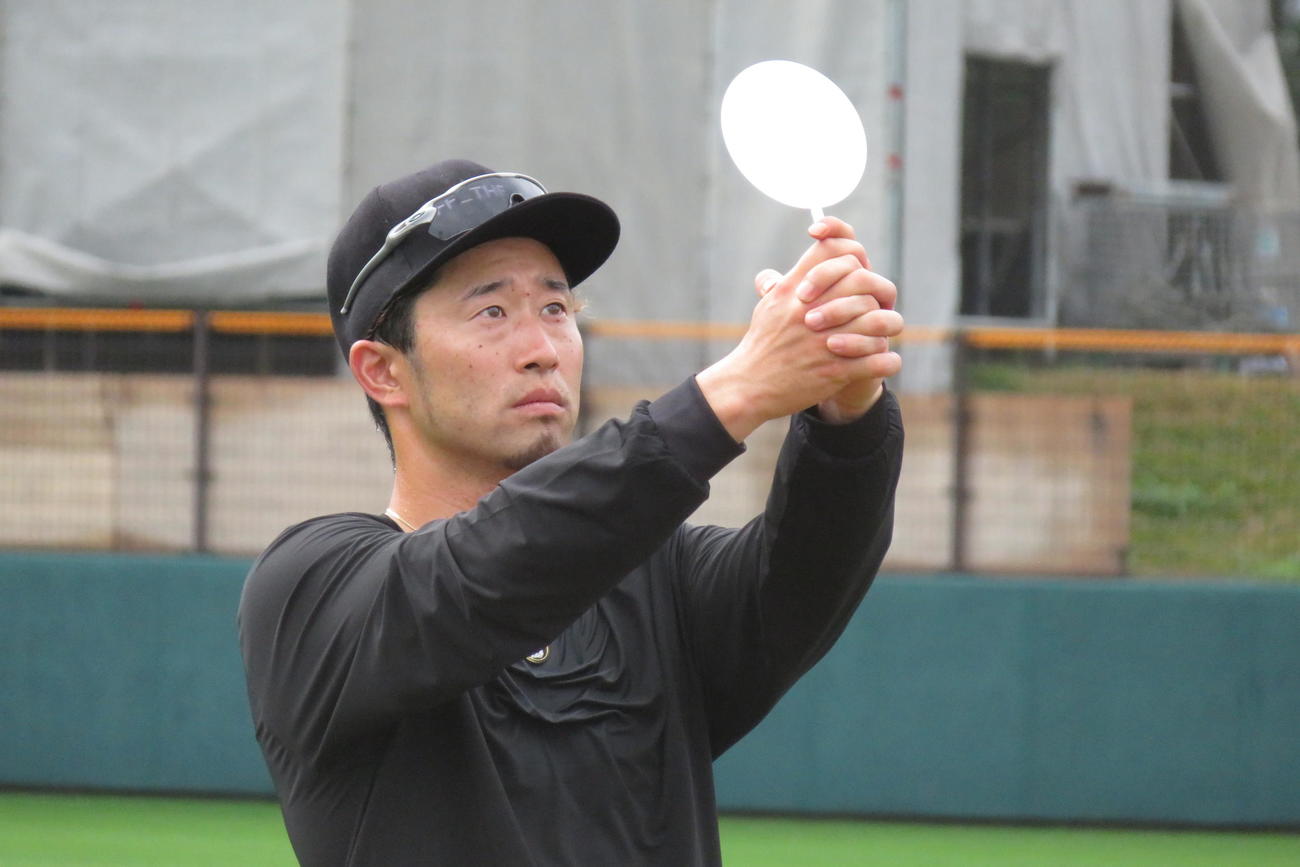 自主トレで周辺視トレーニングを行う西武外崎（撮影・金子真仁）