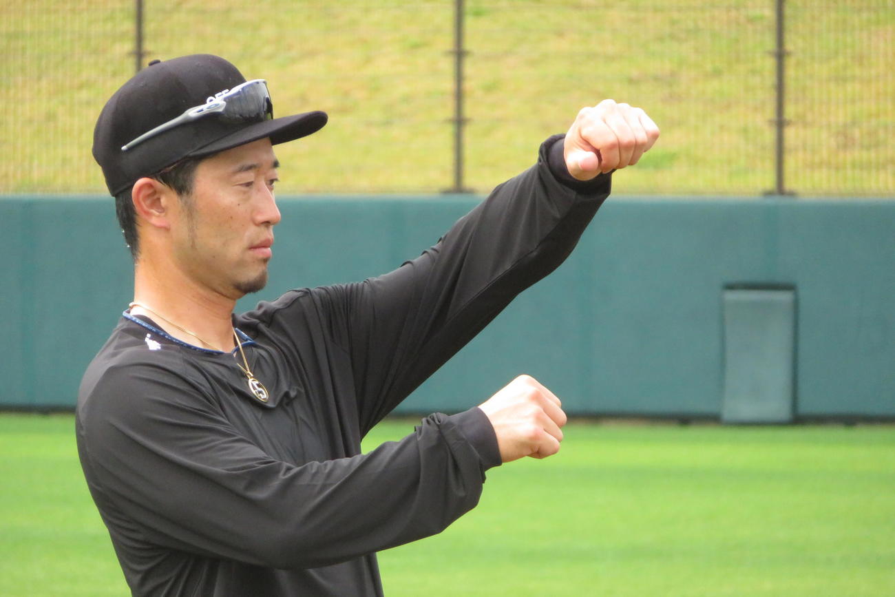 自主トレで周辺視トレーニングを行う西武外崎（撮影・金子真仁）