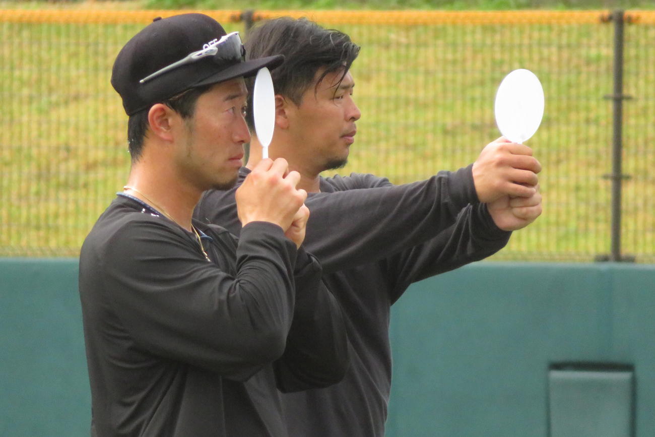 自主トレで周辺視トレーニングを行う西武外崎（左）。右は楽天浅村（撮影・金子真仁）