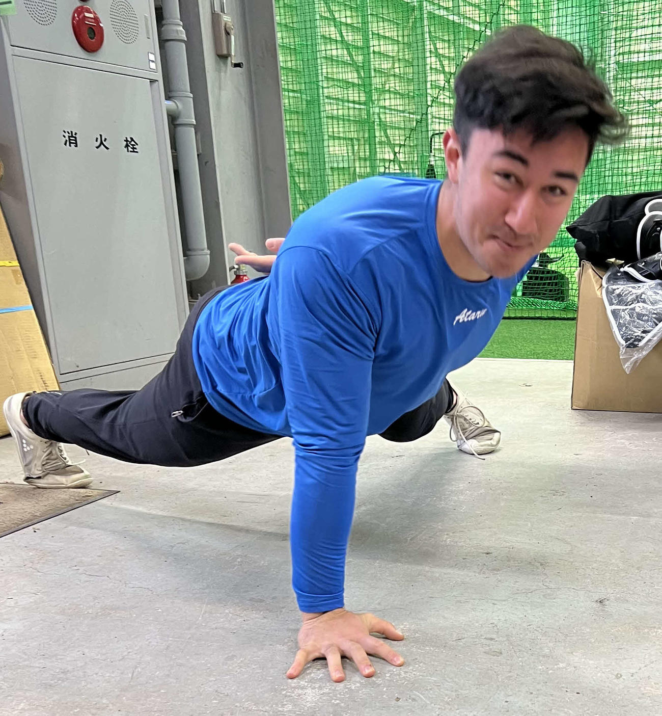 撮影前に突然、パンプアップを始めた日本ハム山口（撮影・中島宙恵）