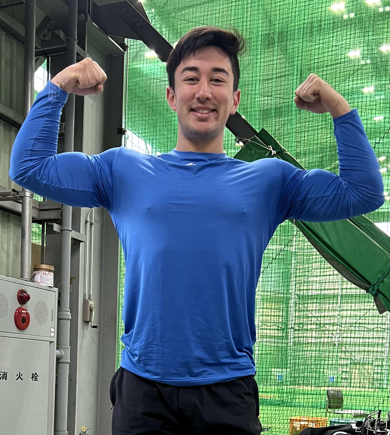 自慢の筋肉をアピールする日本ハム山口（撮影・中島宙恵）