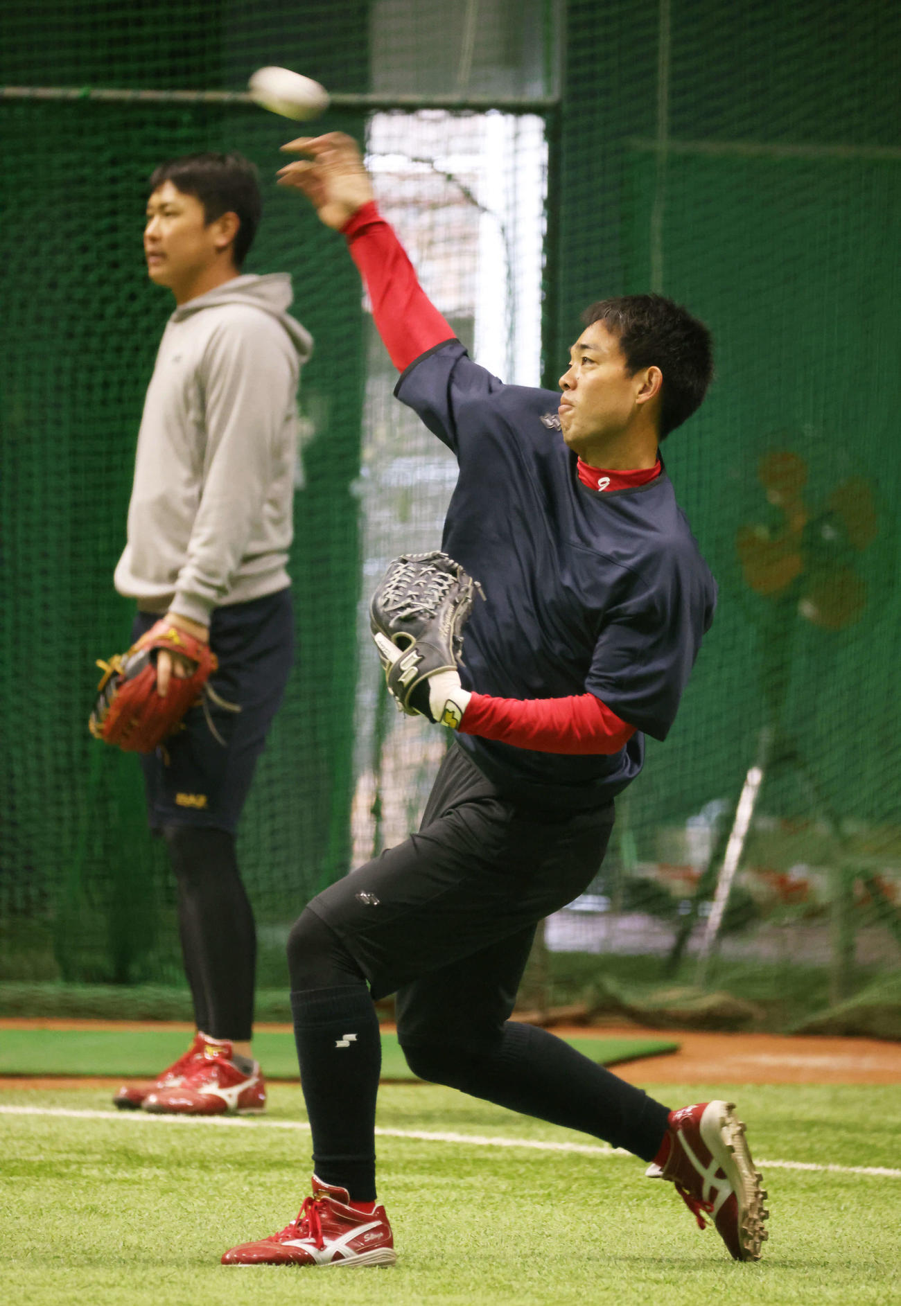 広島合同自主トレ　キャッチボールをする堂林。左は堂林（撮影・加藤孝規）