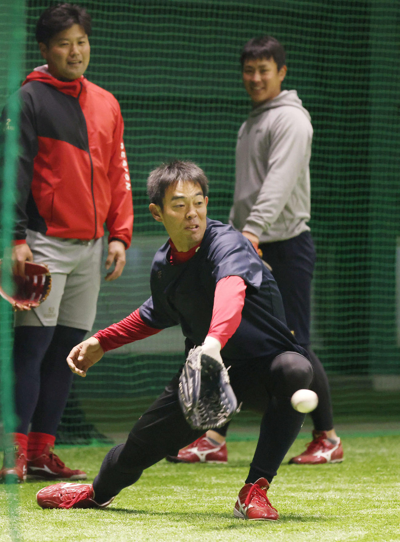 広島合同自主トレ　ノックを受ける秋山。後ろは左から末包、堂林（撮影・加藤孝規）