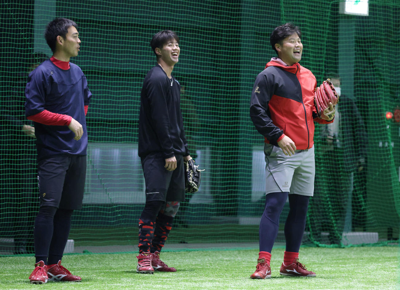 広島合同自主トレ　ノックを受ける左から秋山、宇草、末包（撮影・加藤孝規）