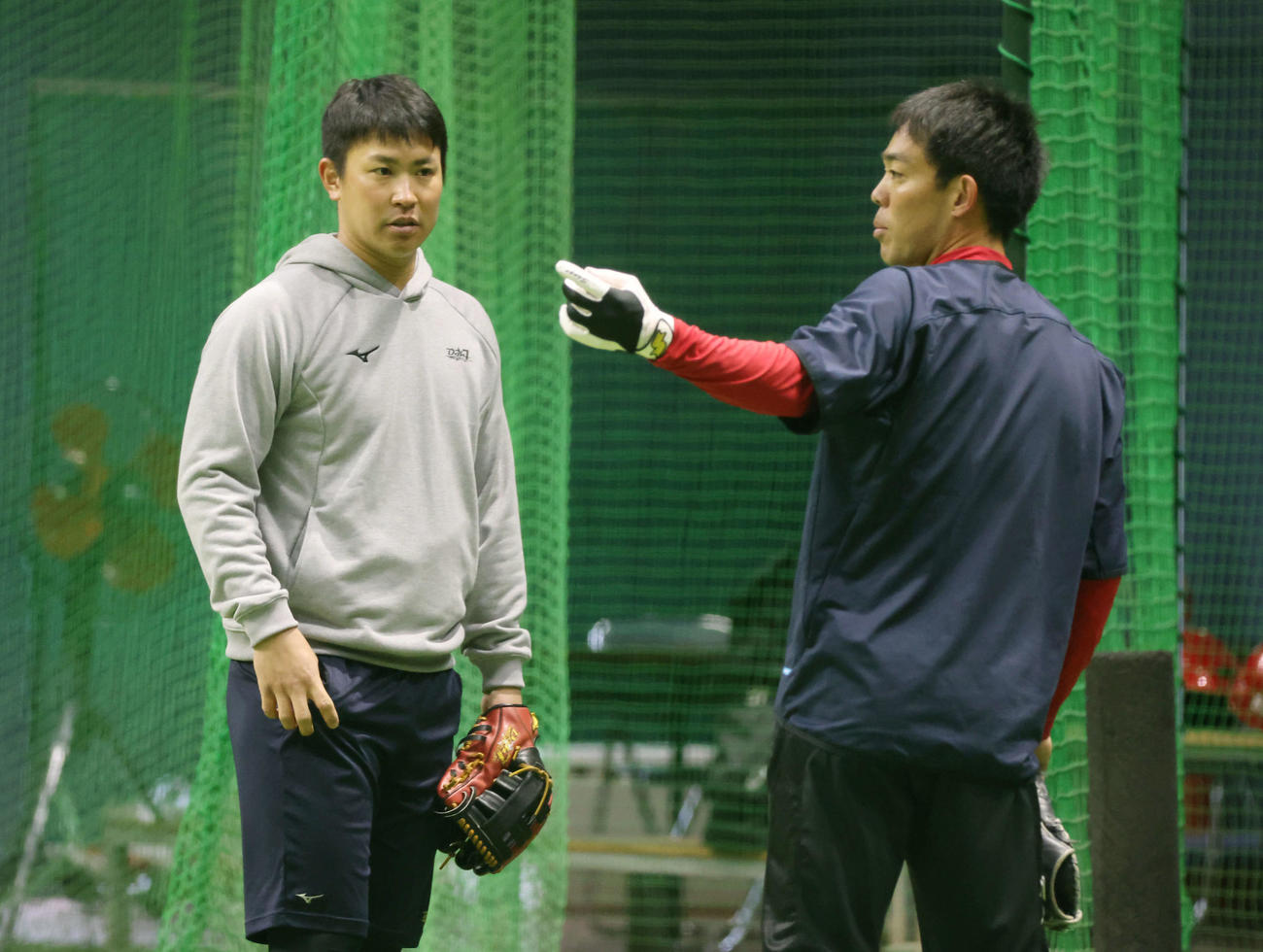 広島合同自主トレ　秋山（右）と話し合う堂林（撮影・加藤孝規）