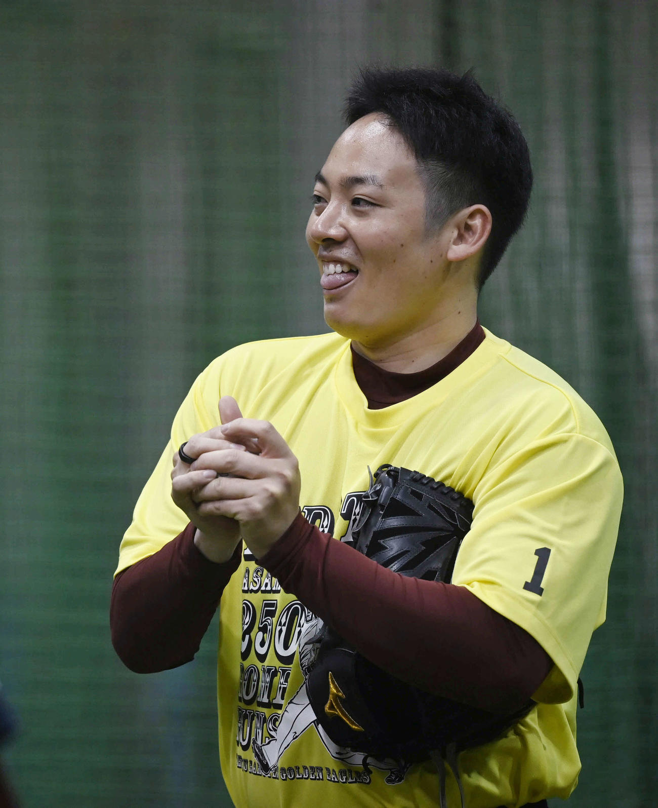 室内練習場でリラックスした表情を見せる楽天松井裕（代表撮影）