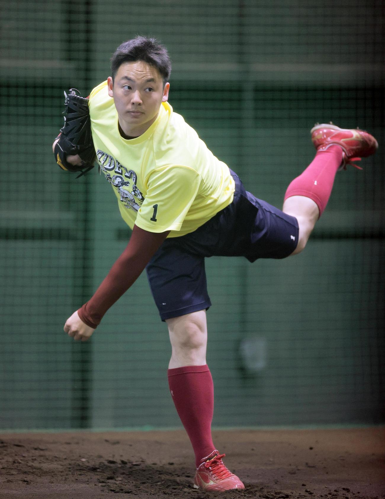 室内練習場のブルペンで投げ込む楽天松井裕（代表撮影）