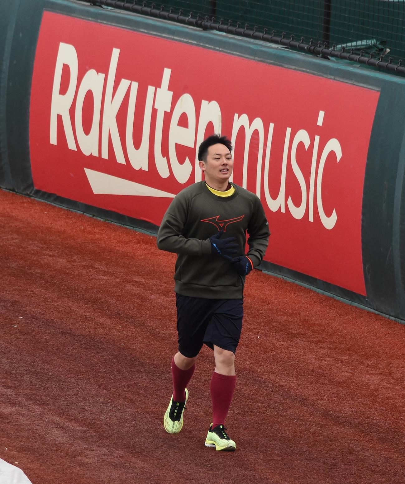 ポール間を走り込む楽天松井裕（撮影・鈴木正章）