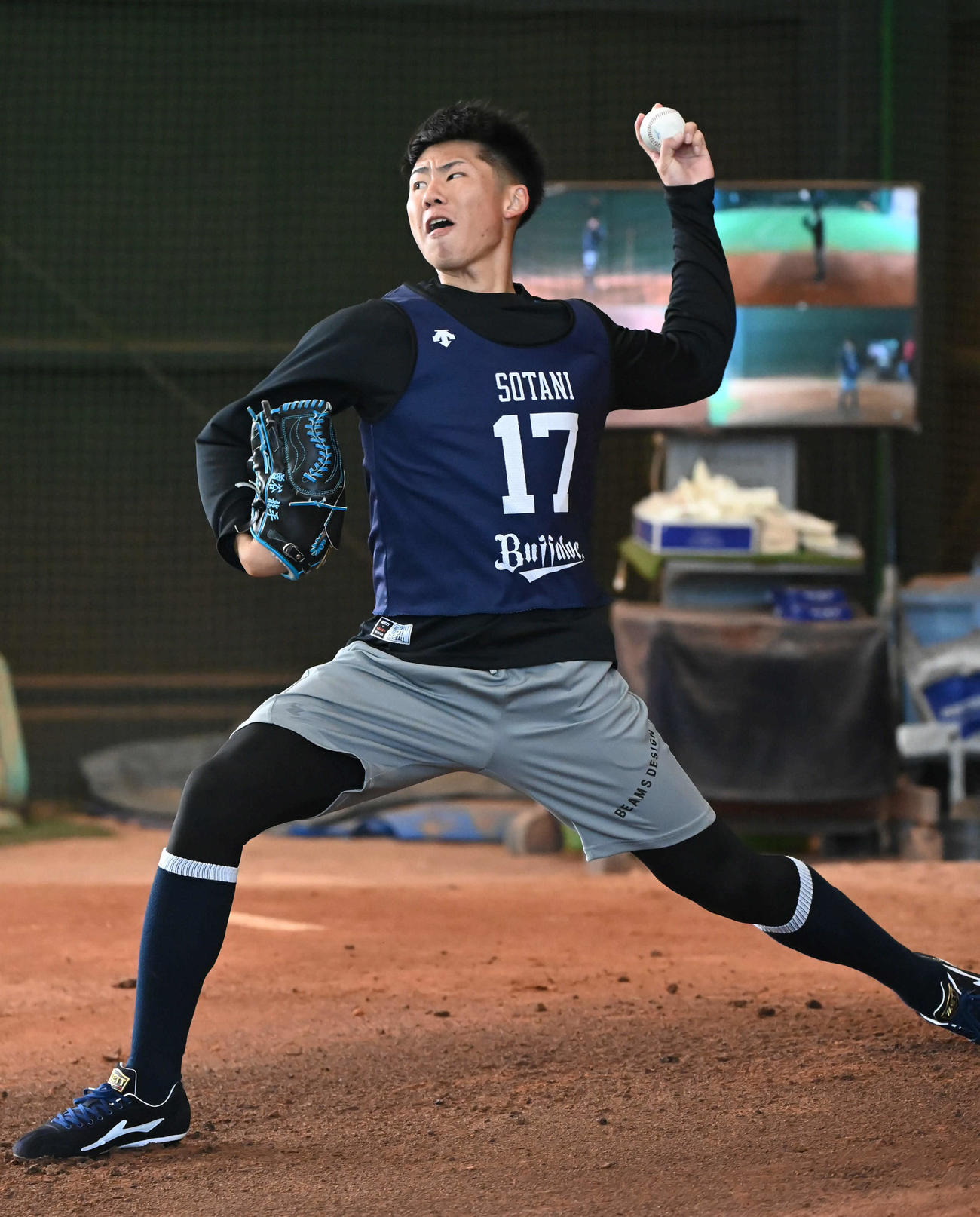 ブルペンで投球するオリックス曽谷（撮影・石井愛子）