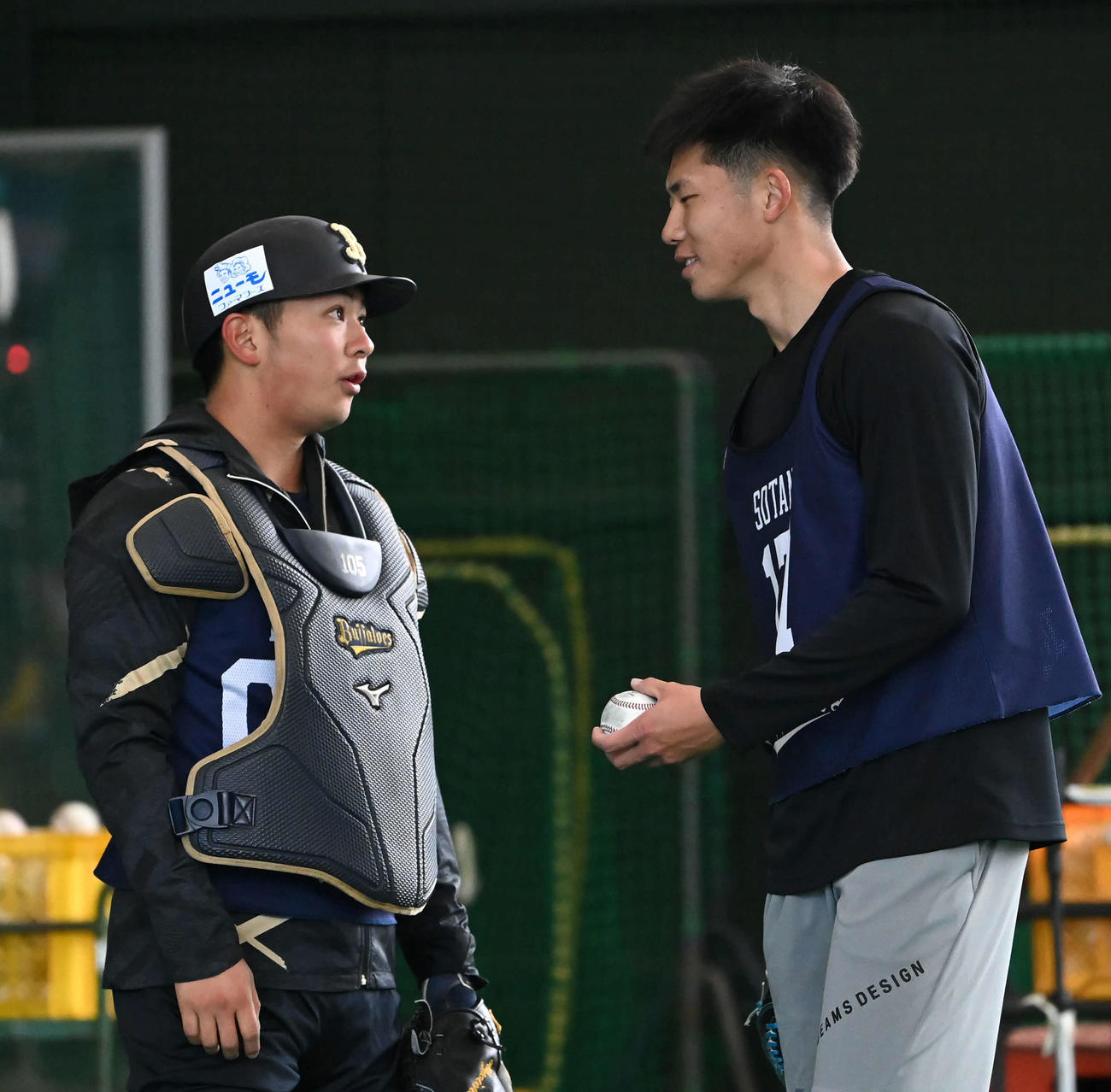 投球を終えオリックス村上（左）と話すオリックス曽谷（右）（撮影・石井愛子）