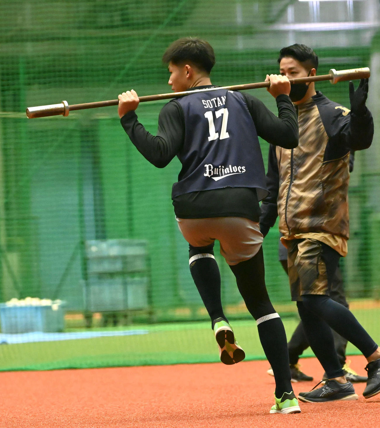 体幹トレーニングをするオリックス曽谷（撮影・石井愛子）