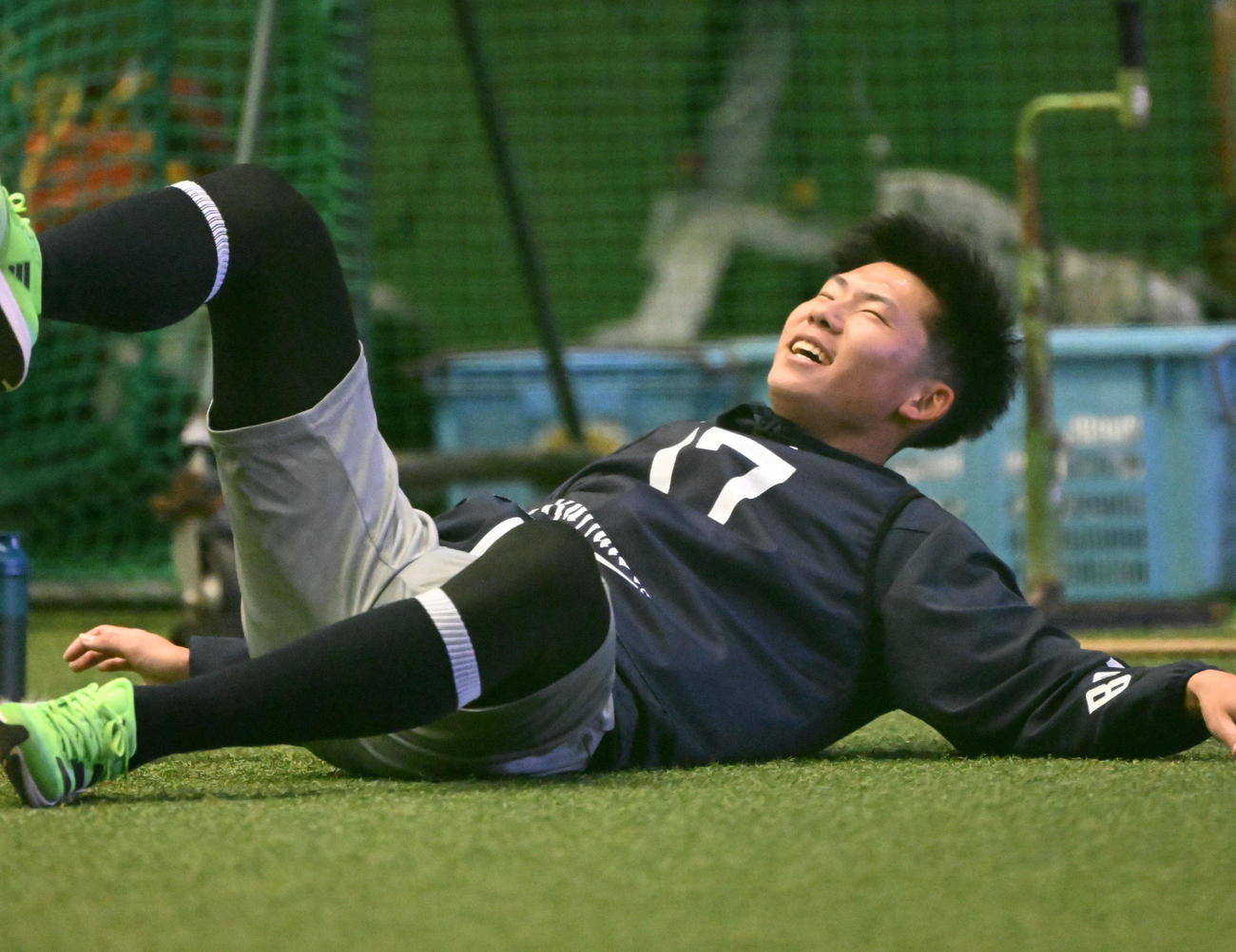 ダッシュのあとに倒れ込むオリックス曽谷（撮影・石井愛子）