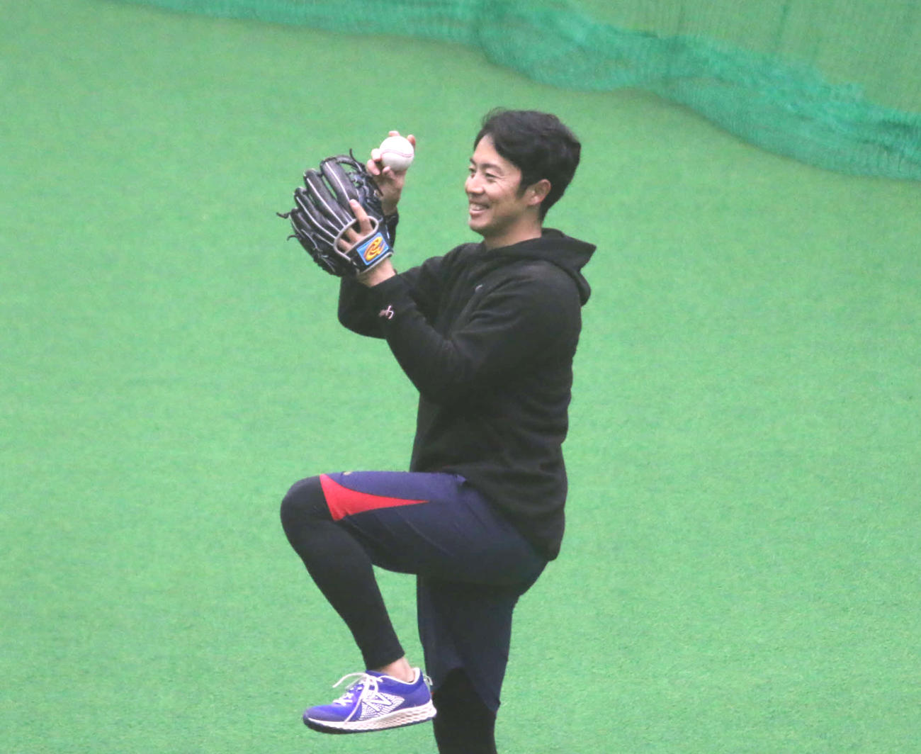 室内練習場でキャッチボールを行う日本ハム谷内（撮影・中島宙恵）