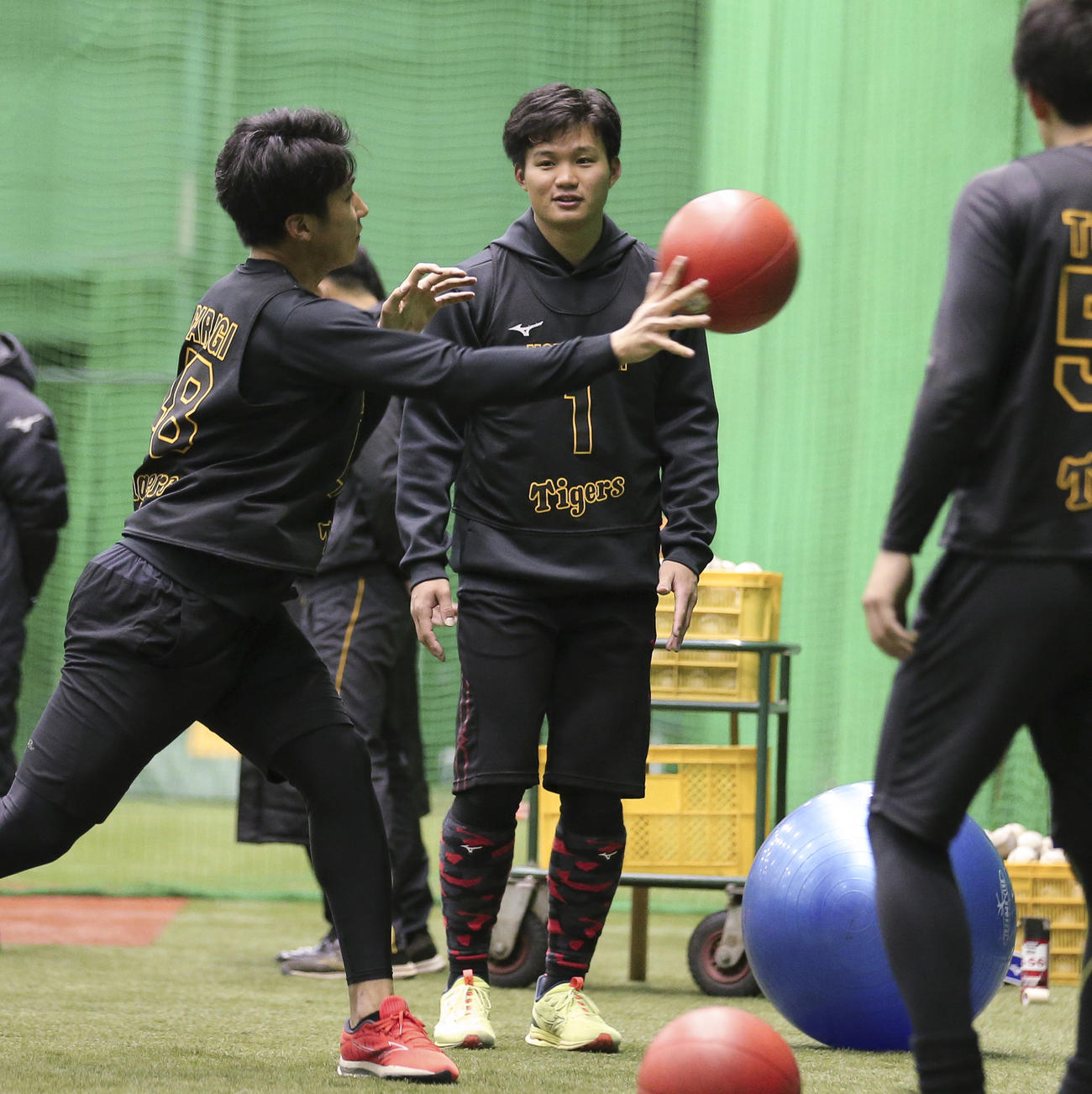 新人合同自主トレ別メニューの森下（中央）。左は茨木（撮影・上山淳一）